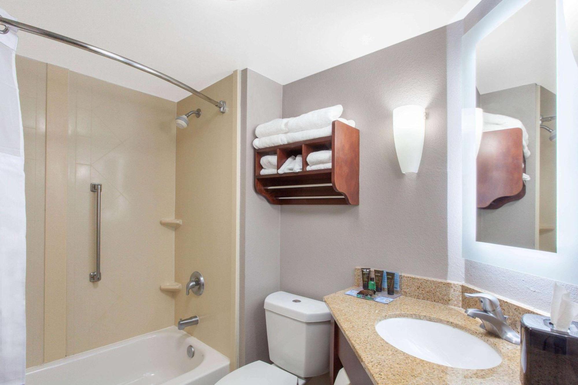 Wingate By Wyndham Charleston Coliseum Hotel Норт Чарлстън Екстериор снимка